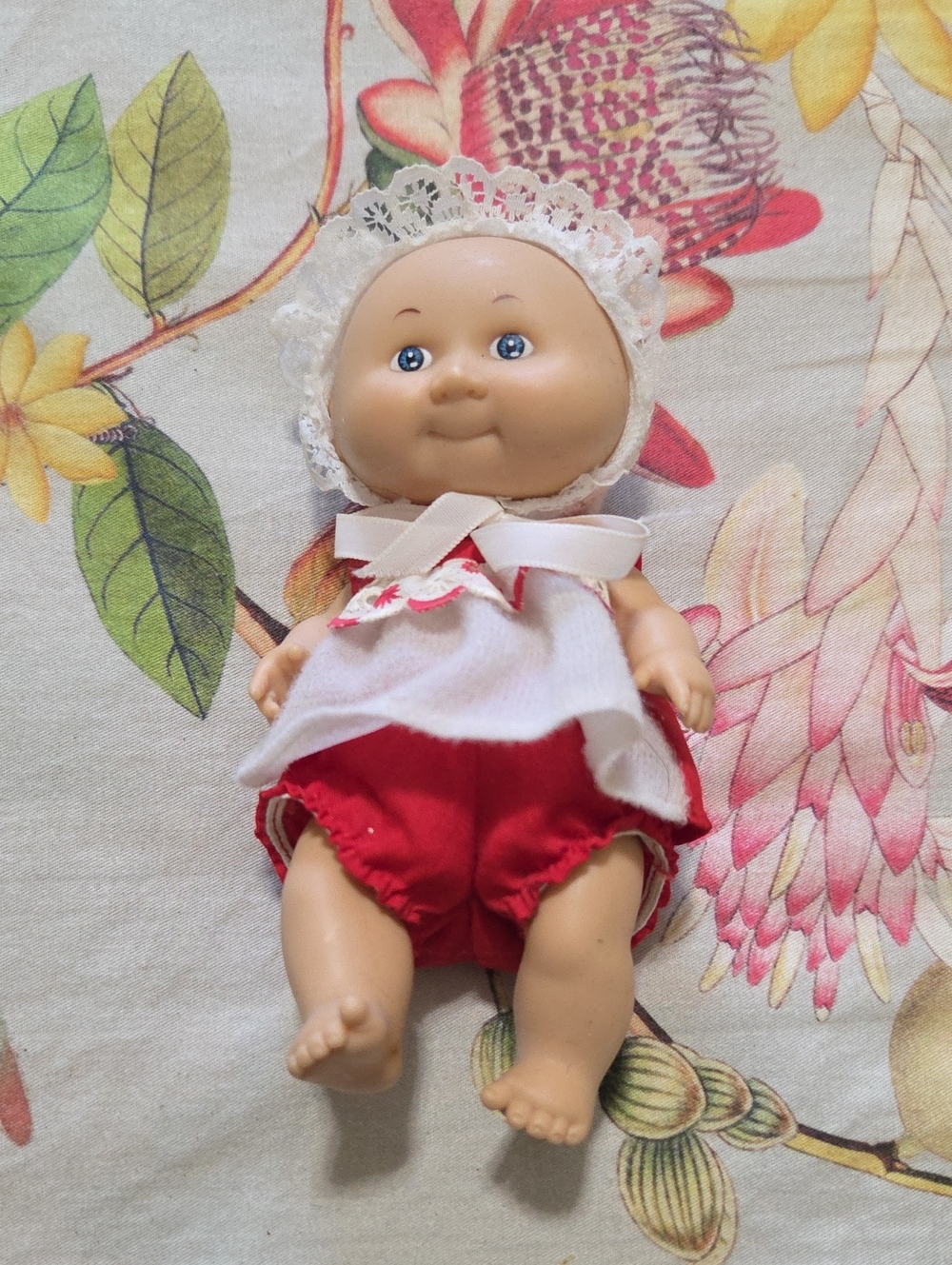 Vintage Playmates Sunshine Kids Tiara Doll 6 inch Vinyl Baby Bonnet Dress 1980s